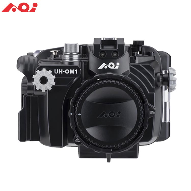 【 オリンパス OM-1 専用コンパクトサイズハウジング 】 ストレスフリーで撮ろう！ AOI（エーオーアイ）ブランドのOLYMPUSの最新フラッグシップ・ミラーレス一眼OM-1による水中撮影を身近にするハウジングです。 超軽量コンパクトながら、フィッシュアイ、マクロ、ズームレンズとさまざまなレンズに対応、コストパフォーマンスのよさも魅力です。 ◆ボディは軽量でコンパクト マルチファンクションシステムに組み込まれたRCモード対応のコンバーターがストロボ発光をコントロール。ハウジング上部はすっきりしたフォルムで、ボディ全体もコンパクト。重量はわずかに1079gです。 ◆さまざまなレンズが使用可能！ PENマウント規格ですが、変換アダプターの使用で、OMDマウントにも対応します。ズームからフィッシュアイ、クローズアップまで、レンズ選択の幅はぐっと広がります。 ◆グリップレスで機動性アップ ボディを直接ホールドして操作する機動性を重視した設計です。親指がリアダイヤル、人差し指がシャッター、中指がフロントダイヤルと人間工学に基づいたデザインで、取り回しのよさが光ります。 【仕様】 ◆対応カメラ：OLYMPUS OM SYSTEM OM-1 ◆マウント規格：PENマウント ◆ストロボ接続：光ファイバー ◆材質：ポリカーボネイト ◆耐圧水深：45m ◆サイズ：W196 × H130 × D150mm ◆重量：1079g