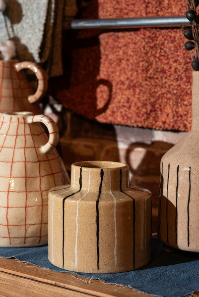 花瓶 フラワーベース 花びん かびん フラワースタンド 陶器 北欧 おしゃれ ドライフラワー シンプル 艶 生花 枝物 卓上 床置き 陶器製 和モダン モダン レトロ ベーシック インテリア 寝室 リビング 玄関 廊下 室内 大きめ ベージュ ブラウン グレー 高さ 22cm ストライプ [2]