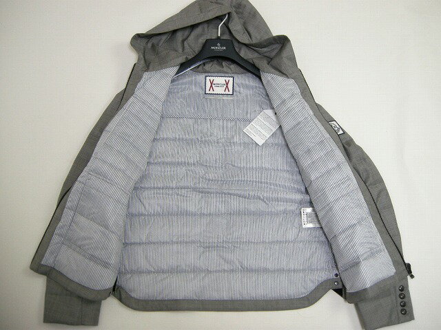 【MONCLER/モンクレール/GAMME BLEU/ガムブルー/フード付きミリタリーライトダウンジャケット/軽量/DOWN JKT/ウール製/WOOL/M-65/スーツ生地】【998/グレー/メンズ】【春夏S/S SS/391-40382-03-16725/サイズT3(L相当)】【トムブラウンデザイン】