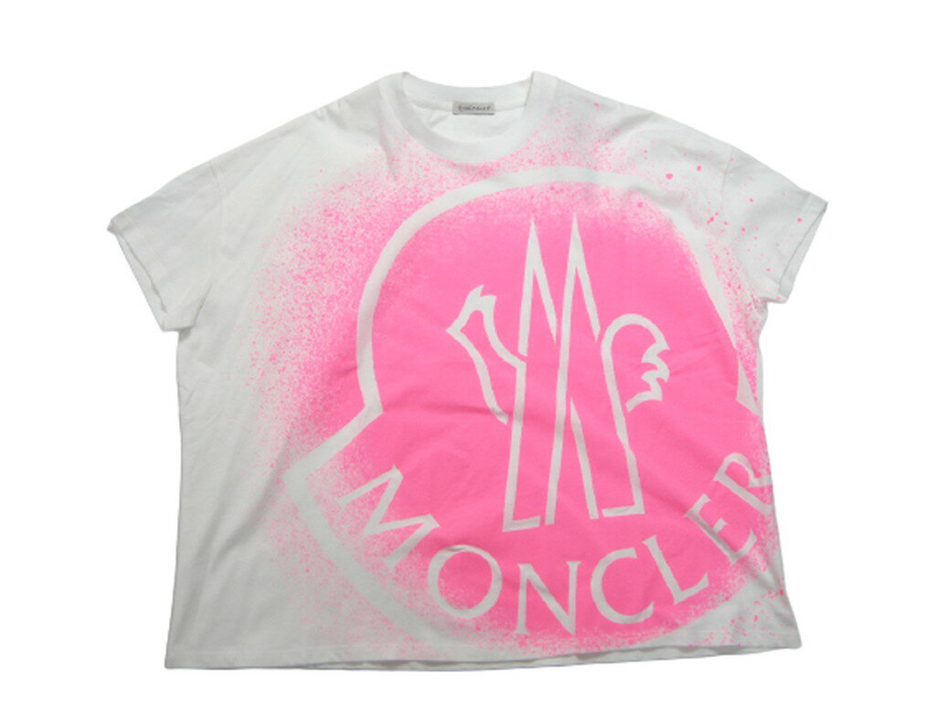 【ブランド】 MONCLER(モンクレール) 【モデル】 T-SHIRT GIROCOLLO(レディース) Tシャツ/TEE/半袖/カットソー 093-8C7B310-829FB G10938C7B310829FB 【素材】 コットン100% 【カラー】 085 (ホワイトxピンク) 【付属品】 タグなど写真に写っているもの (付属品は輸送の際に生じた汚れやダメージがある場合がございます。また、着用の参考に着合わせた品や小物やハンガー,ショッピングバッグは含まれません。) 【コンディション】 新品未使用 (輸送の際のシワや、チェックしてますが、細かい汚れ、細かいスレ等ある場合あります。) 【サイズ】 ゆったりめの作りです ●サイズXS (日本 女性サイズS-M相当) 身幅約63cm、前着丈約51cm、 後ろ着丈約58cm(着丈は中心部分の襟・フード付け根から裾まで計測)、袖丈約12cm、肩幅約58cm ●サイズS (日本 女性サイズM-L相当) 身幅約64.5cm、前着丈約52.5cm、 後ろ着丈約60cm(着丈は中心部分の襟・フード付け根から裾まで計測)、袖丈約12cm、肩幅約59cm ●サイズM (日本 女性サイズL-XL相当) 身幅約66cm、前着丈約54cm、 後ろ着丈約62cm(着丈は中心部分の襟・フード付け根から裾まで計測)、袖丈約13cm、肩幅約60cm 【スタッフコメント】 2021SS モンクレール(MONCLER) Tシャツ(レディース)です。 オーバーサイズの作りで、ゆったりめに着こなして頂けます。定番モデルですので、シンプルで長く着て頂けます。 イタリアのモンクレール直営店もしくは正規取扱い店で、買い付けてまいりました。イタリア買い付け品ですが、日本での取り扱い量が多いモデルについてはモンクレールジャパンのタグが付く場合がございます。 オーナー自ら買い付けを行っておりますので、本物のみをご提供させて頂きます。 【ブランド紹介】 ダウンジャケット,ダウンコートメーカーとして1952年フランスグルノーブル郊外の「Monestier de Clermont」で創業され、頭文字を取ってMonclerと名づけられた。「4Flcorons（キャトル・フロコン）」が与えられており、グースの産毛を使用し、各部位ごとにあわせて1g単位で決められ、職人によって生産されていくため、大量生産ができない製品という特徴がある。 ※サイズは複数計測して平均値を出しておりますが、多少誤差が生じる事がございます。ご理解下さい。 ※サイズがご不明な場合はオーダー前にお問合せください。 ※お客様のPC環境により、商品画像と実際とでは若干色が異なる場合があります。 ※ファスナーが海外製(RIRI製,LAMPO製,海外YKK製 etc)のため、新品当初、硬い場合が多いです。 使用していくにつれ、スムーズになりますのでご安心下さい。