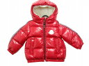 【ブランド】 MONCLER(モンクレール) 【モデル】 SCAMANDRE COMPLETO(ベビー) インナーファーフード ダウンジャケット/ダウンパーカー/フードダウン/ダウンブルゾン 951-7035185-68950 【素材】 本体:ナイロン100% 詰物:ダウン90% フェザー10% フード内側:ポリエステル100% (フェイクファー) 【カラー】 455 (レッド) 【生産国】 ウクライナ製 【付属品】 タグなど写真に写っているもの (付属品は輸送の際に生じた汚れやダメージがある場合がございます。また、着用の参考に着合わせた品や小物やハンガー,ショッピングバッグは含まれません。) 【コンディション】 新品未使用 (輸送の際のシワや、チェックしてますが、細かい汚れ、細かいスレ等ある場合あります。) 【サイズ】 ●ベビーサイズ12/18 (80cm 子供1才から1才6ヶ月サイズ) 身幅約32cm、前着丈約29.5cm、ジップ約35cm、後着丈約33.5cm (着丈は中心部分の襟・フード付け根から裾まで計測)、袖丈約30cm、肩幅約27.5cm 【スタッフコメント】 2019-2020AW モンクレール(MONCLER) (ベビー)のダウンジャケットSCAMANDREです。 フードの内側はフェイクファーになっており、大変あたたかいです。 イタリアのモンクレール直営店もしくは正規取扱い店で、買い付けてまいりました。イタリア買い付け品ですが、日本での取り扱い量が多いモデルについてはモンクレールジャパンのタグが付く場合がございます。 オーナー自ら買い付けを行っておりますので、本物のみをご提供させて頂きます。 【ブランド紹介】 ダウンジャケット,ダウンコートメーカーとして1952年フランスグルノーブル郊外の「Monestier de Clermont」で創業され、頭文字を取ってMonclerと名づけられた。「4Flcorons（キャトル・フロコン）」が与えられており、グースの産毛を使用し、各部位ごとにあわせて1g単位で決められ、職人によって生産されていくため、大量生産ができない製品という特徴がある。 【注意点】 ※サイズは複数計測して平均値を出しておりますが、多少誤差が生じる事がございます。ご理解下さい。 ※サイズがご不明な場合はオーダー前にお問合せください。 ※お客様のPC環境により、商品画像と実際とでは若干色が異なる場合があります。 ※ファスナーが海外製(RIRI製,LAMPO製,海外YKK製 etc)のため、新品当初、硬い場合が多いです。 使用していくにつれ、スムーズになりますのでご安心下さい。 【梱包について】 当店は全商品送料が無料になります。過剰な梱包ではなく、コンパクトにして発送させて頂いております。 もしご都合が悪い場合は補足欄に明記下さい。