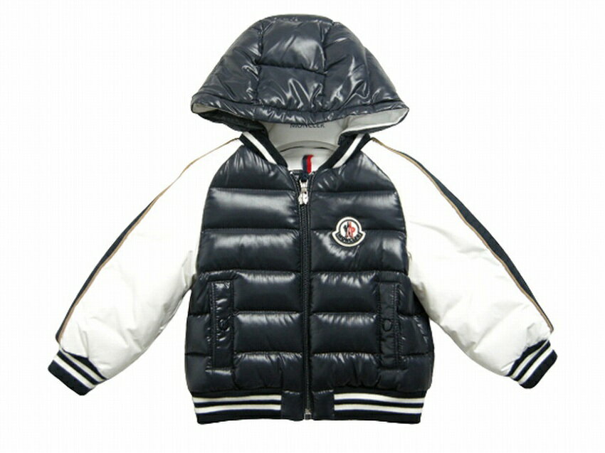 【ブランド】 MONCLER(モンクレール) 【モデル】 BUKET GIUBBOTTO(ベビー/キッズ) バケット/スタジャン型ダウンジャケット/ダウンパーカー/フードダウン 951-1A55820-68950 【素材】 本体:ナイロン100% 詰物:ダウン90% フェザー10% 【カラー】 742 (ダークネイビー系) 【付属品】 タグなど写真に写っているもの (付属品は輸送の際に生じた汚れやダメージがある場合がございます。また、着用の参考に着合わせた品や小物やハンガー,ショッピングバッグは含まれません。) 【コンディション】 新品未使用 (輸送の際のシワや、チェックしてますが、細かい汚れ、細かいスレ等ある場合あります。) 【サイズ】 ●ベビーサイズ12/18 (80cm 子供1才から1才6ヶ月サイズ) 身幅約31cm、前着丈約29cm、ジップ約29cm、後着丈約29cm (着丈は中心部分の襟・フード付け根から裾まで計測)、袖丈、肩幅はラグランのため計測不可 ●ベビーサイズ18/24 (86cm 子供1才6ヶ月から2才サイズ) 身幅約33cm、前着丈約30.5cm、ジップ約30.5cm、後着丈約31.5cm (着丈は中心部分の襟・フード付け根から裾まで計測)、袖丈、肩幅はラグランのため計測不可 ●キッズサイズ3A (100cm 子供3才前後サイズ) 身幅約35cm、前着丈約34cm、ジップ約34cm、後着丈約35cm (着丈は中心部分の襟・フード付け根から裾まで計測)、袖丈、肩幅はラグランのため計測不可 【スタッフコメント】 2021-2022AW モンクレール(MONCLER) (ベビー/キッズ)のスタジャン型ダウンジャケットBUKETです。 フードは取り外し可能です。 イタリアのモンクレール直営店もしくは正規取扱い店で、買い付けてまいりました。イタリア買い付け品ですが、日本での取り扱い量が多いモデルについてはモンクレールジャパンのタグが付く場合がございます。 オーナー自ら買い付けを行っておりますので、本物のみをご提供させて頂きます。 【ブランド紹介】 ダウンジャケット,ダウンコートメーカーとして1952年フランスグルノーブル郊外の「Monestier de Clermont」で創業され、頭文字を取ってMonclerと名づけられた。「4Flcorons（キャトル・フロコン）」が与えられており、グースの産毛を使用し、各部位ごとにあわせて1g単位で決められ、職人によって生産されていくため、大量生産ができない製品という特徴がある。 【注意点】 ※サイズは複数計測して平均値を出しておりますが、多少誤差が生じる事がございます。ご理解下さい。 ※サイズがご不明な場合はオーダー前にお問合せください。 ※お客様のPC環境により、商品画像と実際とでは若干色が異なる場合があります。 ※ファスナーが海外製(RIRI製,LAMPO製,海外YKK製 etc)のため、新品当初、硬い場合が多いです。 使用していくにつれ、スムーズになりますのでご安心下さい。 【梱包について】 当店は全商品送料が無料になります。過剰な梱包ではなく、コンパクトにして発送させて頂いております。 もしご都合が悪い場合は補足欄に明記下さい。