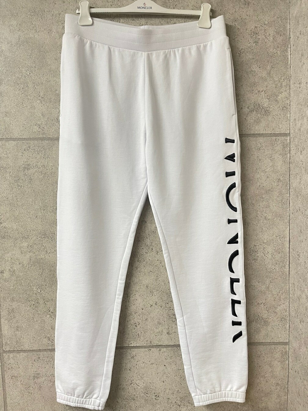 【MONCLER/モンクレール/SWEATPANTS/サイドロゴ刺繍 スウェットパンツ/スエットパンツ/トラックパンツ/ジョガーパンツ/メンズ/2021-2022AW/秋冬/001/ホワイト/白/サイズL/XL/8H00003 -809KR】