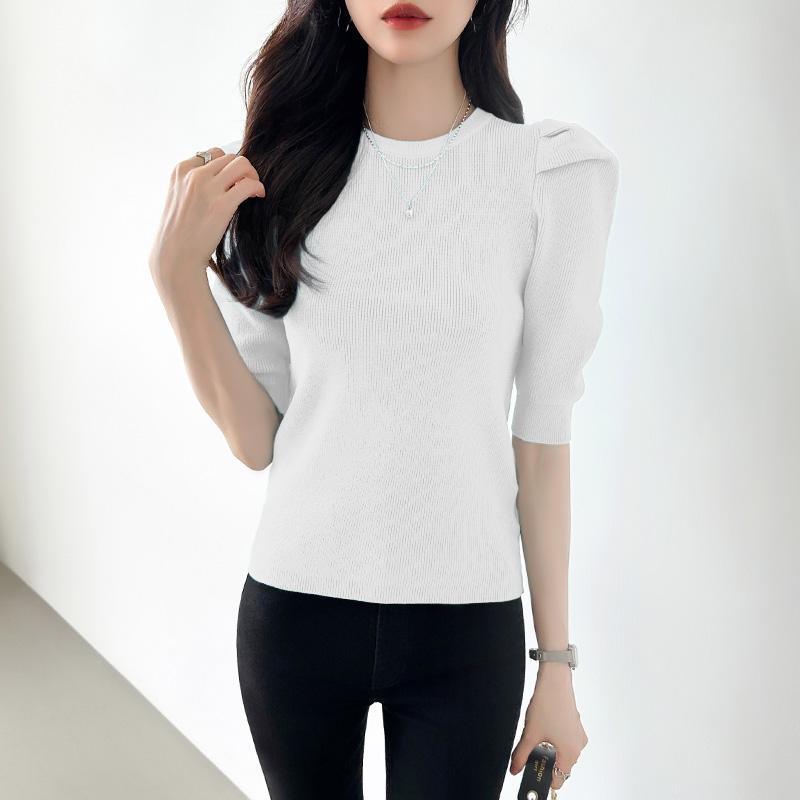 春夏にぴったりな五分袖のパワショルのサマーニットが登場♪くしゅっとした肩のデザインが着映えして可愛さアップ♪程よいフィット感とリブの縦ラインが細見え効果も抜群◎ボトムスにインもアウトもしやすい丈感でカジュアルからきれいめコーデまで幅広く着回...