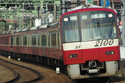 これまで京浜急行電鉄にて快特で運行されていた2000形の後継車として、1998年より製造されました。京浜急行電鉄の創立100周年を記念し、21世紀へ向かう車両として「2100形」の形式名が与えられました。車内は転換クロスシートを装備し、関東私鉄では唯一の存在となっています。床下機器は、登場当時シーメンス製VVVFインバータ装置を搭載していましたが、近年東洋電機製の床下機器に更新され、側窓も一部開閉式なるなどリニューアルされ現在に至っています。製品は制御機器がシーメンス製から東洋電機製に更新される前の2133編成を製品化します。●動力付き●完成品モデルシリーズ●床下機器が更新される前の2133編成がプロトタイプ●フライホイール付きコアレスモーター動力ユニットを搭載、電球色LEDのヘッドライトを採用！●車番印刷済み、アンテナを除くパーツ取り付け済み●運行番号、種別、行先は付属のステッカーによる選択式●ヘッドライト点灯（電球色LED）、テールライト点灯（赤色●フライホイール付きコアレスモーター動力ユニット●メーカー：グリーンマックス ●商品番号：50560 ●スケール：Nゲージ 京急新1000形（SRアンテナ付き・1041編成）8両編成セット（動力付き） 京急新1000形（京急リラックマトレイン）　8両編成セット（動力付き） 京急新1000形ステンレス車（SRアンテナ付き・台座有り）6両編成セット（動力付き） 京急2100形機器更新車 基本4両編成セット(動力付き) 京急2100形機器更新車 KEIKYU BLUE SKY TRAIN　8両編成セット（動力付き）