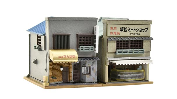 人情商店街はA4ボードサイズのレイアウトにも最適です！自分だけの人情溢れる街の再現をお楽しみいただけます。 ●本体サイズ（1個あたり）: W45×H55×D55（mm） ●メーカー：トミーテック ●商品番号：335498 ●スケール：Nゲージ
