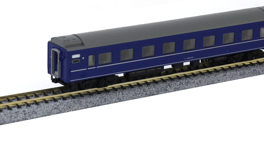 東京-高松間を結んだ「瀬戸」と東京-下関間で運転された「あさかぜ（3 2号）」はJR時代初期に共通の車両を用いて運用されていました。電源車のカニ24の代わりにパンタグラフを装備したラウンジカ―のスハ25により給電を行い、また荷物室を設置したオハネフ25 300が組み込まれた個性の強い編成でした。 ●動力なし●ラウンジカーが組み込まれた1990-1991年頃の編成を製品化●パンタグラフが特徴的なスハ25 300、A寝台個室のオロネ25 300、荷物室を設置したオハネフ25 300を再現●オハネフ25 100は非常時パンタグラフ降下指令用のKE70ジャンパ栓が追加された形態を再現●オハネフ25 300は追加された荷物室や増設された乗降扉、妻面に追加されたKE70ジャンパ栓受を再現。テールライト・変換式トレインマーク（愛称表示）点灯●オロネ25 300は特徴的な並びの客室側の窓や増設された水タンクを再現●スハ25 300は黒縁の外周が銀色の横長なラウンジ窓や多数のルーバー、パンタグラフ搭載による特徴的な屋根上を再現●オハネフ25の機関車連結面側はアーノルドカプラー標準装備。交換用ナックルカプラー付属。中間連結部はいずれもボディマウント式密自連カプラー装備●1、7、13号車のオハネフ25はテールライト、変換式トレインマーク（愛称表示）点灯。7号車のオハネフ25 147は消灯スイッチ付●Hゴムはオロネ25の窓全て、オハネフ25 300の愛称表示窓と客窓以外、オハネフ25 100の妻面監視窓2か所は黒色、それ以外は全てグレーで再現●車体の帯の色はオロネ25、スハ25のみ金帯。その他は銀帯で再現。号車サボ印刷済、側面行先表示は白無地。行先表示シール付属●トレインマーク（愛称表示）は「瀬戸」「あさかぜ」「臨時」を収録●6両増結セットのブックケースには、牽引用の機関車1両を収納可能 ●メーカー：KATO ●商品番号：10-2220 ●スケール：Nゲージ
