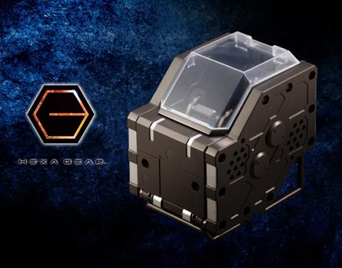 ■商品説明Combat preparation complete. Start your engines.バルクアームαでご好評いただいた開閉式コックピットをテーマにしたブースターパックが登場。内部スペースを広く確保しており大型のガバナーにも対応しました。各部位に設定されたヘキサグラムコネクタを使用することで幅広いカスタマイズが可能、ガバナーを休ませるためのポッドやコックピットなどアイデア次第で自由にお使いいただけます■商品スペックメーカー：コトブキヤ品番：HG044シリーズ：ヘキサギアサイズ：全高 約90mm素材：PS・ABS商品仕様：プラモデル商品仕様■キャノピー部は上側、正面装甲は前側にそれぞれ開閉させて遊ぶことができます。■搭乗シートのバックレストにある3mmφ径軸は搭乗ガバナーの固定用となり、上下へのスライドギミックを使って様々なガバナーに対応します。■コンソールパーツは取り外しができるほか、グリップやフットペダルは3mmφ径軸接続となっており可動致します。■取り外したコンソールパーツは付属のパネルに取り付けることでガバナー用の端末パーツとして使用可能です。■底面の台座ユニットはヘキサ孔用、5mmφ穴用を選択式となります。■各装甲の連結にはL字型のジョイントパーツを用いて接続されており、必要に応じて取り外して自由にお使いいただけます■側面の丸型モールドは5mmφ径軸接続となっており、取り外すことでバルクアームαなどの腕部パーツを取り付けることが可能です。■本製品を複数使用すれば側面に無限連結できるようになります。■キャノピー部は無色クリアー成型となります。内容物/付属品：付属品■マルチポッド本体×1■マルチポッド横連結用ジョイント（ヘキサグラム）×10■予備装甲版×1■コンソールパーツ×1■コンソールパーツ用パネル×1原型制作：設計　田村充伸パーツ数：51〜200著作権表記： KOTOBUKIYA発売時期：2019年10月スケール：1/24JAN：4934054009183■備考※画像は試作品です。実際の商品とは多少異なる場合がございます。また撮影用に塗装されております。