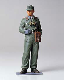 ■商品説明【ブラックユニフォームで身を引き締める、ドイツ戦車兵】1/16スケールの手頃なサイズで、フィギュア製作や塗装の楽しさが広がります。第2次大戦中のドイツ国防軍戦車兵を自然なポーズと豊かな表情で再現したプラスチックモデル組み立てキットです。機能性を重視した黒のダブルフロントのジャケットやズボン、編上靴などドイツ戦車兵の代表的なスタイルを忠実に再現しました。右腕のパーツは2種類をセット、帽子もM43野戦帽と将校用野戦帽を選択できます。鉄十字章や戦車突撃章など別部品としたバッジ類、ホルスターや双眼鏡などのアクセサリーも繊細な仕上がりです。■商品スペックメーカー：タミヤ品番：36301-000スケール：1/16JAN：4950344987252■備考人形1体入り