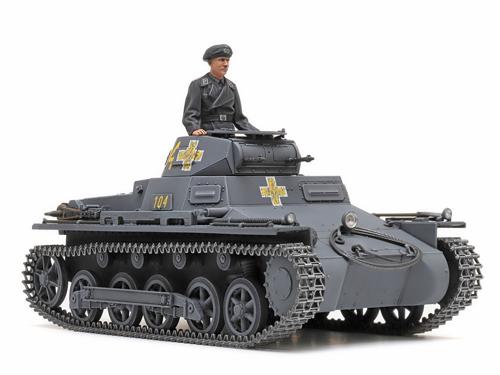 ■商品説明第一次大戦の敗戦後、戦車開発を禁止されていたドイツが初めて量産した実用戦車がI号戦車です。1934年に生産開始されたA型に続いて1936年には改良型のB型が登場。A型では57馬力だったエンジンを100馬力に強化し、溶接構造の車体も約40cm延長されました。武装はMG13機関銃2挺を搭載。本来は訓練用として開発されたI号戦車ですが、1936年に勃発したスペイン内戦を皮切りに、1939年9月のポーランド侵攻作戦や1940年のフランス戦線、さらに1941年のバルカン侵攻作戦、そして初期のロシア戦線などで実戦配備されました。★全長123mm、全幅60mm。実車取材によりコンパクトな姿をリアルにモデル化。★車体上部と砲塔はスライド金型の使用により、リベットなどの細部も繊細に再現しながら組立ても確実。★履帯は直線部を一体とした部分連結式。★車長の半身像1体付き。頭部はベレー帽とサイドキャップを選べます。★ポーランド、フランス、ロシア各戦線のスライドマーク計3種類をセット。■商品スペックメーカー：タミヤ品番：35388サイズ：全長123mm、全幅60mm。商品仕様：1/35 ミリタリーミニチュアシリーズ No.388スケール：1/35JAN：4950344353880■備考写真はキットを組み立て、塗装したものです