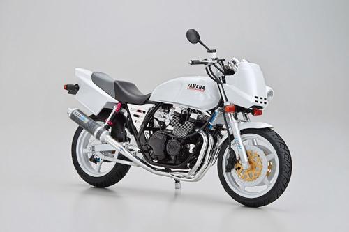 ■商品説明空冷最速の実証オーリンズのリアショックを採用した1994年モデルのXJR400S●NK4仕様をイメージしたカウルなどのカスタムパーツが付属●エンジンはフレームへビスで固定する実車さながらの組み立て方法を再現●スロットルワイヤ、ブレーキホースなどをビニールパイプで再現【カスタムパーツリスト】・Z2タイプショートミラー・レーシングスロットル・フロントカウル・シートカウル・オイルクーラー・OW-01フロントフォーク・ニッシン6ポットブレーキキャリパー・テクノマグネシオタイプホイール・TMRキャブレター・アルミサイドカバー・バックステップ・カーボンサイレンサーマフラー・アルミスイングアーム■商品スペックメーカー：青島文化教材社品番：ザ・バイク No.54シリーズ：ザ・バイクスケール：1/12JAN：4905083205105■備考※ヤマハ発動機株式会社はXJR400Sの車体及びノーマルパーツのみ承認しております。※画像は試作品です。実際の商品とは異なる場合がございます。