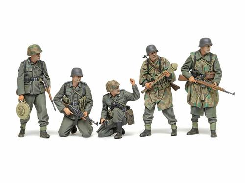 ■商品説明大戦後期のドイツ軍歩兵を再現した1/35スケールの人形5体セットです。生地の変更や装飾の省略などによって生産コストを抑え、大戦後半に幅広く着用されたM43野戦服やツェルトバーンと呼ばれるテント用の迷彩布をまとった姿の歩兵を実感豊かにモデル化。双眼鏡やマップケースなどのアクセサリーも精密にパーツ化しました。ヘルメットは通常のものに加えて、迷彩カバーを取り付けたタイプもセット。階級章や戦車撃破章のスライドマーク付き。■商品スペックメーカー：タミヤ品番：35382発売時期：6月スケール：1/35JAN：4950344353828■備考製品の名称、価格、発売日、仕様などは予告なく変更する場合があります。