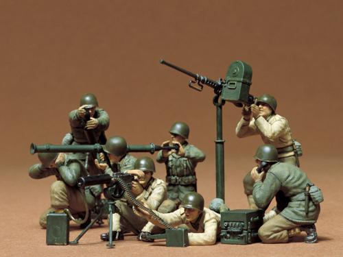 ■商品説明第二次大戦中のアメリカ軍歩兵を機関銃や迫撃砲、バズーカ砲を射撃するポーズで再現したプラスチックモデル組み立てキットです。アメリカの代表的な重機関銃を射撃中の射手と弾薬手、Cal.50ブローニング機銃を敵機に向けて撃ち上げる兵士、通信士、そしてバズーカ砲や迫撃砲を操作する兵士など合計8体をセットしました。無線機や弾薬ケースなど装備品も立体感豊かな仕上がり。アメリカ歩兵G・Iセットやシャーマン戦車と組み合わせての情景も楽しめます。■商品スペックメーカー：タミヤ品番：35086スケール：1/35JAN：4950344992607■備考人形8体入り