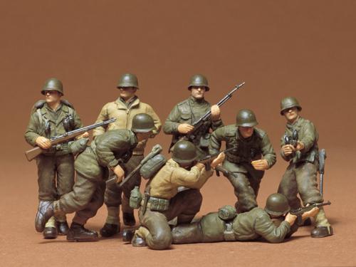 ■商品説明第二次大戦後半、ノルマンディー上陸作戦以降のアメリカ軍歩兵を再現したプラスチックモデル組み立てキットです。1941年式と1943年式の戦闘服姿でモデル化。トンプソン短機関銃を手にした指揮官を始め行軍中のポーズが3体、射撃中や突撃中のポーズが5体の合計8体をセットしました。ブローニングM1918A2オートマチックライフルやトンプソン短機関銃、M1ガーランドライフルやM1カービン銃などの小火器、そしてホルスターやザックなどの装備品もシャープな仕上がり。ドイツ兵との軍装の違いをモデルで比べるのも面白いでしょう。■商品スペックメーカー：タミヤ品番：35048スケール：1/35JAN：4950344996124■備考人形8体入り