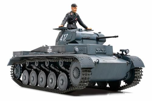 ■商品説明【西方電撃戦での快進撃を支えた主役】第二次大戦初期の電撃戦でドイツ軍の快進撃を支えたのがII号戦車A~C型です。最大装甲厚15mmのコンパクトな車体に2cm戦車砲を搭載した軽戦車でしたが、対ポーランド戦やフランス戦ではIII号戦車の不足を補って戦車部隊の主力として奮戦。フランス戦線では戦訓により多くの車輌が車体と戦闘室、そして砲塔前面に20mm厚の増加装甲板を装着していました。■商品スペックメーカー：タミヤ品番：35292スケール：1/35JAN：4950344352920■備考【模型要目】1/35スケールのプラスチックモデル組立てキットです。●全長138mm、全幅64mm、コンパクトで精悍な姿をリアルにモデル化。●各タイプに対応した装甲パネルのパーツを用意。●増加装甲など実車の構造を意識したパーツ構成がモデルを表情豊かに演出。●砲塔と車体の各部ハッチは別パーツ。●砲塔内部の戦車砲や機関銃は架台や照準器とともに合理的なパーツ構成で再現。●キャタピラはパーツの一体化を進めた連結組立て式。●排気管のメッシュ状カバーはエッチングパーツを用意。●前方を見据えるコマンダーの人形、デカール4種類付き。パッケージ写真はキットを組み立て、塗装したものです