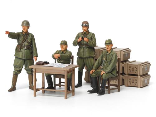 ■商品説明【日本陸軍の野戦会議の情景を再現】●前線で野戦会議を行う日本陸軍将校の人形4体セットです。●机に地図を広げて作戦を練る高級将校2名の座像と、立ち姿で目標を指し示す歩兵部隊将校、双眼鏡を持つ戦車部隊将校を豊かな表情と自然なポーズでモデル化。●将校用軍刀やホルスター、図のう、双眼鏡ケースなどの個人装備品もリアルに再現。●机や椅子、野戦電話機とカバン、電話線のリール、小型無線機と発電機、歩兵砲の薬莢木箱などアクセサリーも豊富にセット。●階級章や木箱の文字などはスライドマークを用意。●説明図には切り抜いて使える地図を印刷しました。●97式中戦車や一式砲戦車など日本陸軍の幅広い戦車や車輌と組み合わせられます。■商品スペックメーカー：タミヤ品番：35341スケール：1/35JAN：4950344353415■備考【軍装について】日中戦争から太平洋戦争にかけて、日本陸軍将校は昭和13年に制式化された折襟の98式軍衣を着用していました。下士官、兵の軍装が官給品であったのに対し、将校は原則として私物で軍装を揃えて戦場に臨みました。軍刀も同様に私物を身に付けましたが、長さや鍔の形状の違いをはじめ、鞘を革で覆ったものや柄に布を巻いたものなど様々な外装がありました。また拳銃も私物の装備がよく見られました。写真はキットを組み立て、塗装したものです