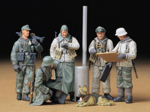 ■商品説明第二次大戦中の冬期装備のユニフォーム姿のドイツ軍将兵をモデル化。防寒服やオーバーコートなどを着用し、ストーブを囲みながら作戦会議を行う設定で再現しました。地図を広げて打ち合わせをする将校と下士官、腕時計をのぞき込む兵士、MG42機銃を肩に担ぐ兵士など5体をセットしました。伏せ姿勢のシェパードや新聞、雑誌を1/35スケールで印刷したシートもセット。冬の情景に仕上げるのも楽しみです。■商品スペックメーカー：タミヤ品番：35212スケール：1/35JAN：4950344992775■備考人形5体入り