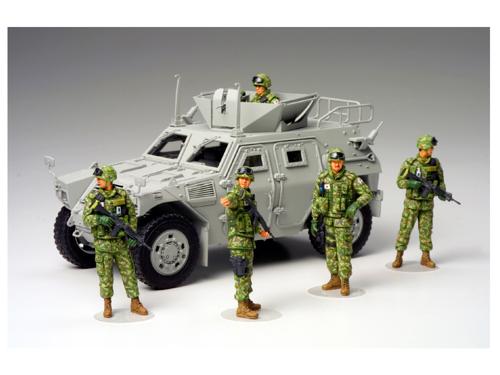 ■商品説明陸上自衛隊の最新装備となっている軽装甲機動車と組み合わせ、手軽に小情景が展開できるイラク派遣の陸上自衛隊員を再現したプラスチックモデル組み立てキットです。国内とは仕様の異なる防弾チョッキを着用した精悍な姿を実感豊かにモデル化。遠方を差し示し状況報告をするリーダーと報告を受けるコマンダーの2体、その周囲で89式5.56mm小銃を構え警備にあたる隊員2体、そして軽装甲機動車（別売）のルーフ上の銃塔に立つ機関銃手の計5体をセット。迷彩服の国籍マークはデカールを用意。アクセサリーとして89式5.56mm小銃とマガジンポーチ、小型マイクとレシーバー、双眼鏡、110mm個人携帯対戦車弾も付いています。《服装について》イラク派遣部隊では、日本の陸上自衛隊であることが分かるように国内と同様の迷彩服を着用し、その上から耐弾効果を高めた防弾チョッキを装着しています。装備品は防弾チョッキのウェビングに直接取り付けられ、よく目立つ位置に日の丸を貼り付けています。■商品スペックメーカー：タミヤ品番：35276スケール：1/35JAN：4950344996483■備考※軽装甲機動車は別売り（ITEM.35275)
