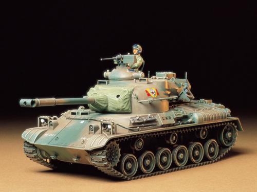 ■商品説明戦後初の国産戦車として、1961年4月に制式採用された陸上自衛隊61式戦車のプラスチックモデル組み立てキットです。日本の地形や鉄道輸送を考慮して、コンパクトにまとめられたスタイルをあますところなくモデル化しました。90mm砲を備えた砲塔は、12.7mm機銃やスモークディスチャージャー、防盾部のキャンバス生地など細部までリアルに再現。車体前部の変速機点検用パネルのボルトや溶接跡などの彫刻表現も繊細な仕上がりです。戦車長の人形1体、第8戦車大隊など5種類のスライドマークをセット。■商品スペックメーカー：タミヤ品番：35163スケール：1/35JAN：4950344992331■備考写真はキットを組み立て、塗装したものです