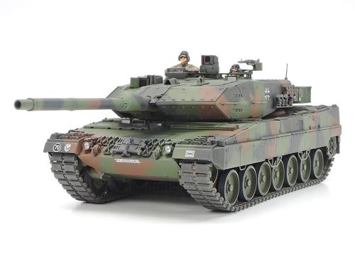 ■商品説明【レオパルト2A6について】レオパルト2A5の主砲を55口径の120mm滑腔砲に換装、世界最高クラスの実力を備える2A6が登場です。戦後第3世代の傑作戦車と評されるレオパルト2をベースに、段階的な改修を加え、防御力そして攻撃力を強化し誕生したレオパルト2A5。そのくさび型の増加装甲をまとった砲塔が特徴的なA5を、さらに装甲貫徹力と砲口初速の増大を図って、長砲身タイプの120mm滑腔砲に換装したのがA6タイプです。■商品スペックメーカー：タミヤ品番：35271スケール：1/35JAN：4950344995844■備考【模型要目】●長砲身となった主砲や特徴的な砲塔のくさび型増加装甲もリアルな仕上がり。●ライト類は透明パーツを用意しました。砲塔上の回転灯などのアクセサリー、車長と装填手の半身像、デカール4種類付き。●スケール1/35、全長314mm。●迫力ある走行シーンを描いたパッケージイラストも魅力。情景製作のイメージも広がります。右の画像をクリックすると拡大表示します。写真はキットを組み立て、塗装したものです