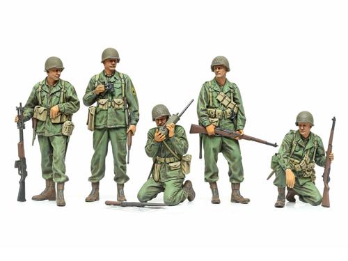 ■商品説明【 大反攻作戦に臨む精鋭チーム 】 第二次大戦への参戦当初、アメリカ軍歩兵はM1941フィールドジャケットと呼ばれる野戦服を着用していましたが、1944年後半から改良型のM1943フィールドジャケットの支給が本格的に開始。同時期にブーツとレギンスが一体化した2バックルブーツも導入されました。装備品は弾薬ポーチや水筒、スコップ、ポンチョなどを携行し、一般兵士はM1ガーランドやBAR M1918A2、M1A1トンプソン、下士官や士官は主にM1カービンを所持。また、偵察任務などでは携帯無線機のハンディトーキーも使われました。1944年後半以降の一般的な姿で再現したアメリカ歩兵5体をセット。単体で飾るのはもちろん、車輌と組み合わせた情景作りも楽しみ。ノルマンディ上陸で幕を開けた、大反攻作戦の臨場感が伝わります。■商品スペックメーカー：タミヤ品番：35379商品仕様：【 模型要目 】 ★第二次大戦中のアメリカ軍歩兵を再現した人形セットです。★M1943フィールドジャケットを着用した、1944年後半以降の姿をリアルにモデル化。★M1カービンを手に前方を見据える指揮官、M1ガーランドとBARを携行した立ち姿の兵士2名、M1ガーランドを持ち片膝をつく小銃手、ハンディトーキーで通信する兵士の計5体をセット。★小火器類や装備品もシャープな仕上がり。★階級章などのデカール付き。スケール：1/35JAN：4950344353798