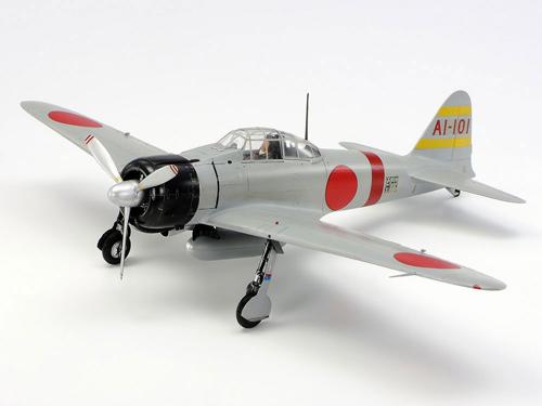 ■商品説明【 日本海軍と運命を共にした傑作戦闘機 】 中国戦線での初陣から大戦終結まで、日本海軍の主力戦闘機として戦い続けた零戦。中でも、初の本格的な量産型として機動部隊を中心に配備されたのが21型です。空母での取り扱いを容易にするため主翼端を折りたためるように改良され、着艦フックやクルシー無線帰投方位測定器などを装備。熟練搭乗員が操縦する21型は、真珠湾攻撃やフィリピン作戦など太平洋戦争の緒戦において、3,000km以上の航続距離や驚異的な格闘戦能力、20mm機銃の重武装を活かして連合軍戦闘機を庄倒したのです。【 模型要目 】 太平洋戦争の緒戦で活躍した零戦21型の1/48 スケール、プラスチックモデル組立てキットです。★全長188.5mm、全幅250mm。独特なカーブを描くカウリングから機体各部の流れるようなラインまで高い実感でモデル化。★コクビットや脚収納部も立体感あふれる仕上がり。★キャノピーは開閉選択式。★降着装置は飛行状態と着陸状態を選んで組立てられます。★着座姿と立ち姿の搭乗員の人形2体、坂井三郎搭乗機や真珠湾攻撃隊などマーキング5種類付き。■商品スペックメーカー：タミヤ品番：61016スケール：1/48JAN：4950344089680■備考写真はキットを組み立て、塗装したものです