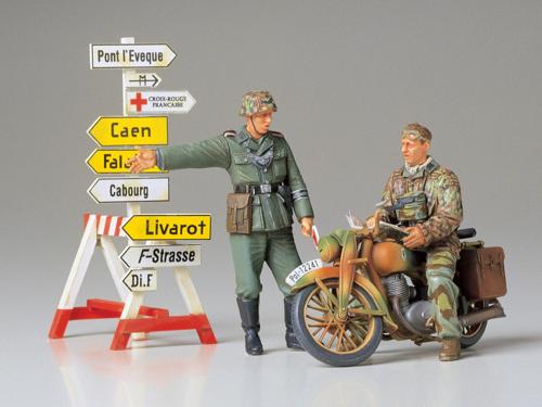■商品説明第二次大戦中のドイツ軍用中型オートバイDKWNZ350と乗車して地図を広げる伝令、進路を指し示す野戦憲兵、そして道標のセットです。NZ350はサイドバッグやマフラーなどを別部品とし、エンジンやサスペンション部分も立体感あふれる仕上がり。野戦憲兵と伝令も自然なポーズと豊かな表情でリアルにモデル化しました。パッケージ側面には切り抜いて使えるフランス・ノルマンディー戦線の道路標識を印刷。実感あふれる情景シーンを手軽に楽しんで頂けます。■商品スペックメーカー：タミヤ品番：35241スケール：1/35JAN：4950344995738■備考人形2体付き