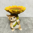 かわいいネコの置物 ひまわりのトレイを持つ茶トラ猫 高さ22.5cm woobia ウービア 小物置き おしゃれ ガーデン インテリア トイレ オブジェ 可愛い プレゼント 北欧 玄関 雑貨 動物 モダン 面白い 庭 ギフト 屋外 家 リアル 玄関先 卓上 ガーデンオーナメント 面白い 大きい