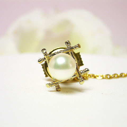 　真珠の種類 　アコヤ真珠 　真珠のサイズ 　約6.5mm 　真珠の色 　ホワイト 　真珠の形 　ラウンド 　真珠の光沢 　B+ 　真珠のキズ 　B+ 　金具 　K18（キャッチ除く） 　デザインの大きさ 　約1.1×1.1cm &gt;&...