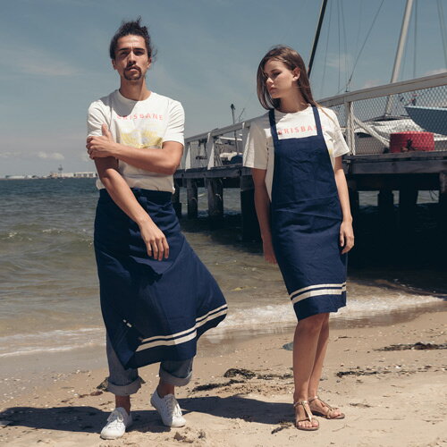 レーヨンとリネンの混紡糸で エプロンとして適した素材☆Y-strap linen apron Navy #AA1891☆ユニフォームデザイナー専門ブランド a.mont☆飲食店・ホテル・サービスユニフォーム 制服 接客・厨房…