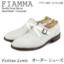 商品名 Fiamma 商品コード FL-0018 ブランド名 Festina Lente（フェスティーナレンテ） 特徴 &nbsp; カラー ライトグレー 素材 アッパー ： ラムスエード / 本革 （牛革） ライニング（裏地）： 本革 （豚革） 中敷き： 本革 アウトソール ： ラバー サイズ 24.0cm~30.0cm ヒール高さ 3cm / 3.5cm / 4cm / 5cm インソールの高さ 0.5cm / 1cm / 2cm / 3cm 足幅・足囲サイズ 足幅 広め / 足囲 広め標準または細めの場合には選択不要 製作期間 15日~20日 注意事項 伝統を重んじる工房での製作のため、製作にはお時間を頂戴しております。 製作期間だけで通常15〜20日程度をいただいており、配送まで合わせますと3〜4週間となります。 その時々の注文状況やシーズンによる配送期間の変動もあり、製作や配送期間は前後いたします。 イタリア産皮革を使用しておりますため、入庫状況による遅延が生じる場合もございます。 ハンドメイド製品はご注文後すぐに製作が開始される場合もございますため、注文直後でもキャンセルやカラー/サイズ変更が難しい場合がございます。 また、製作期間についてはその時々の注文状況により前後いたしますため、配送日や時間については確約出来かねます。 製作や配送の遅延により、ご案内よりもお届けが遅れる場合には別途ご連絡いたしますが、通常はご注文確認後発送までご連絡を差し上げておりませんのでご了承ください。 《　mielshop@shop.rakuten.co.jp　》 こちらからの連絡を必ず受信できるようご注文前に設定をご確認ください。 サイズやデザインについて疑問をお持ちの際にはお気軽にお問い合わせください。 工房に確認の上でご連絡いたします。 ハンドメイド製品のため、決済は前払いのみ対応となっております。 天然皮革を使用しておりますため、季節などにより色味が多少異なる場合がございます。 また、傷や汚れ、色ムラなども天然皮革の特徴ですので予めご了承ください。 商品イメージは実物に近いものを掲載しておりますが、色味についてこだわりの方はご購入をご遠慮ください。Option Information 商品ページ 製作オプション 1.サイズ 2.カラー 3.ヒール高さ 4.インソール高さ 5.足幅、足囲サイズ 6.ライニング（裏地） 7.靴底アウトソール 8.ミッドソール 9.滑り止めアウトソール ※注意事項※