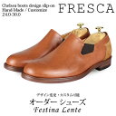 商品名 Fresca 商品コード FL-0028 ブランド名 Festina Lente（フェスティーナレンテ） カラー ブラウン 素材 アッパー ： 本革 / スエード（豚革） ライニング（裏地）： 本革 （豚革） 中敷き： 本革 アウトソール ： ラバー サイズ 22.0cm~30.0cm ヒール高さ 3cm（基本）/ 3.5cm / 4cm / 5cm インソールの高さ 0.5cm / 1cm / 2cm / 3cm 足幅・足囲サイズ 足幅 広め / 足囲 広め標準または細めの場合には選択不要 製作期間 15日~20日 注意事項 伝統を重んじる工房での製作のため、製作にはお時間を頂戴しております。 製作期間だけで通常15〜20日程度をいただいており、配送まで合わせますと3〜4週間となります。 その時々の注文状況やシーズンによる配送期間の変動もあり、製作や配送期間は前後いたします。 イタリア産皮革を使用しておりますため、入庫状況による遅延が生じる場合もございます。 ハンドメイド製品はご注文後すぐに製作が開始される場合もございますため、注文直後でもキャンセルやカラー/サイズ変更が難しい場合がございます。 また、製作期間についてはその時々の注文状況により前後いたしますため、配送日や時間については確約出来かねます。 製作や配送の遅延により、ご案内よりもお届けが遅れる場合には別途ご連絡いたしますが、通常はご注文確認後発送までご連絡を差し上げておりませんのでご了承ください。 《　mielshop@shop.rakuten.co.jp　》 こちらからの連絡を必ず受信できるようご注文前に設定をご確認ください。 サイズやデザインについて疑問をお持ちの際にはお気軽にお問い合わせください。 工房に確認の上でご連絡いたします。 ハンドメイド製品のため、決済は前払いのみ対応となっております。 天然皮革を使用しておりますため、季節などにより色味が多少異なる場合がございます。 また、傷や汚れ、色ムラなども天然皮革の特徴ですので予めご了承ください。 商品イメージは実物に近いものを掲載しておりますが、色味についてこだわりの方はご購入をご遠慮ください。Option Information 商品ページ 製作オプション 1.サイズ 2.カラー 3.ヒール高さ 4.インソール高さ 5.足幅、足囲サイズ 6.ライニング（裏地） 7.靴底アウトソール 8.ミッドソール 9.滑り止めアウトソール ※注意事項※