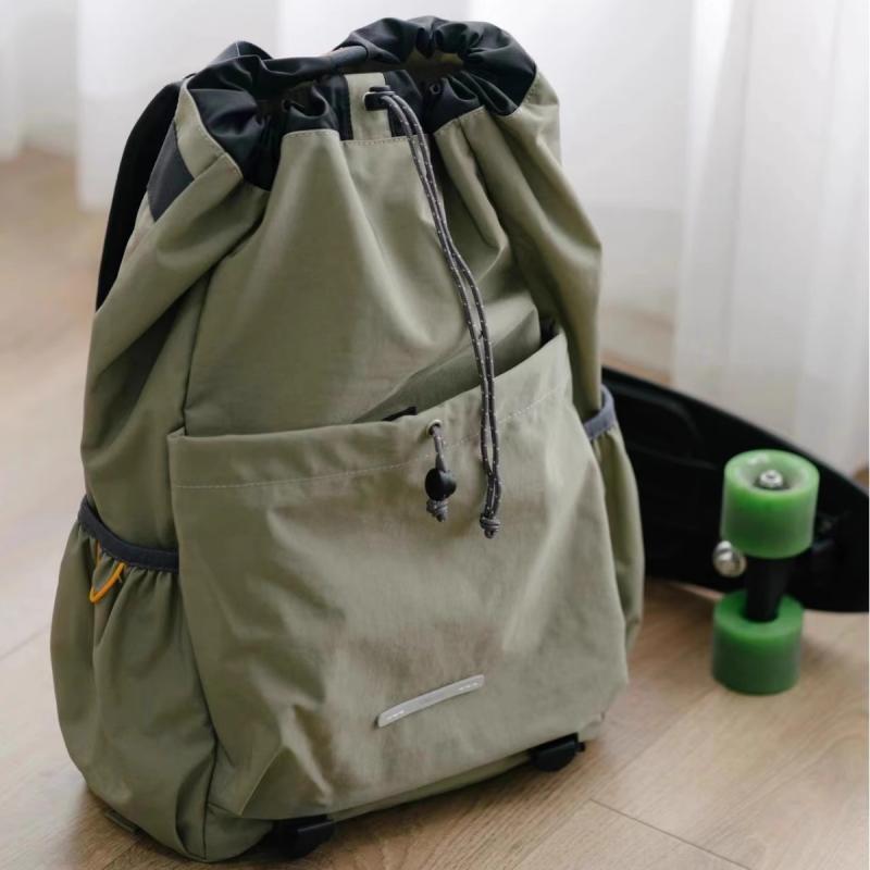 リュックサック 男女兼用 スポーツバックパック ナイロン製 大容量 通気性 防水 超軽量 抗菌 耐摩耗 拡..