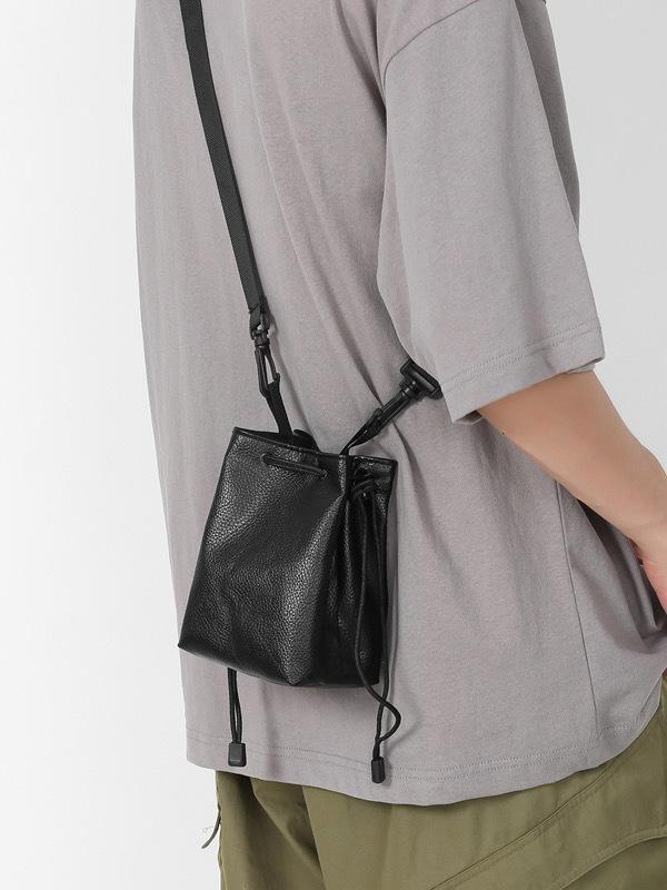 カメラバッグ 斜めがけ 手提げ 防水 スマホ収納 保護 水筒 バケットバッグ ストリート 男性用 幾何学模様 ブラック ホワイト PUレザー