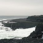 2：54詳しい納期他、ご注文時はお支払・送料・返品のページをご確認ください発売日2012/5/282：54 / 2：542：54 / 2：54 ジャンル 洋楽ロック 関連キーワード 2：542：54Mercury 音楽賞受賞プロデューサーRob Ellisが手掛ける、2：54のデビュー作は、美しく邪悪な独特のムーディ・サウンド満載!ColetteとHannah Thurlowの姉妹によって結成された2：54は、2012年最もブレイクが期待されている新人バンドのひとつだ。Queens of the Stone AgeやKyussを好み、ロックやパンクの影響を見せるも、よりダークで独特の雰囲気を持つサウンドで知られている彼女たち。10代の頃よりギターを始めた2人だが、初めて制作したデモをインターネットで公開したのは、2010年のこと。その後楽曲が好評を得て、Warpaint 、Wild Beasts、そしてMelissa Auf De MaurやYuck、The Maccabees、さらにはThe Big Pinkといったバンドとツアーをまわることになる。昨年Fiction （The Cure、Crystal Castles）と契約し、『Scarlet』EPをリリース。また、今作にも収録されている「You’re Early」をPitchforkにて先行ストリームを実施したところ、24時間で1万回再生されるなど、二人への期待が世界中からうかがえた。プロデュースはストイック系フィーメール・ロックに定評があるMercury音楽賞受賞プロデューサーRob Ellis （英ブリストル出身；プロデュースPJ Harvey、Robyn Hitchcock、Placebo、Anna Calvi、Cold Specks）。ミックスは1990年代以降の英国ギター・ロック・サウンドを決定づけた重鎮Alan Moulder （プロデュース：The Jesus and Mary Chain、My Bloody Valentine、Ride、Smashing Pumpkins、Nine Inch Nails）。この2人を迎えて制作された待望のデビュー・アルバムは、食べごろの「デンジャー」や「ビューティー」といった要素がふんだんに含まれている。その邪悪で壮大なサウンドに、心の準備ができている者は少ないだろう。収録内容1. Revolving2. You’re Early3. Easy Undercover4. A Salute5. Scarlet6. Sugar7. Circuitry8. Watcher9. Ride10. Creeping 種別 CD 【輸入盤】 JAN 0602537045037 登録日2012/04/27