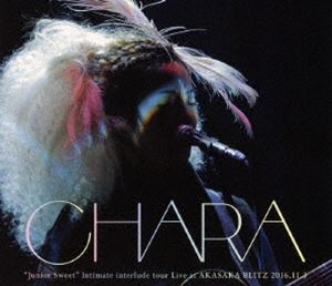 チャラ ジュニアスイートインティメートインタールードツアーライブアットアカサカブリッツ2016113詳しい納期他、ご注文時はお支払・送料・返品のページをご確認ください発売日2017/3/15Chara／”Junior Sweet”Intimate interlude tour Live at AKASAKA BLITZ 2016.11.3ジュニアスイートインティメートインタールードツアーライブアットアカサカブリッツ2016113 ジャンル 音楽Jポップ 監督 出演 Chara日本の女性ミュージシャン＆女優として活動する”Chara（チャラ）”。1991年9月にシングル「Heaven」でメジャーデビューを果たし、2ndアルバム「SOUL KISS」が第34回日本レコード大賞のポップス・ロック部門でアルバム・ニューアーティスト賞を受賞し、話題を呼んだ。「愛」をテーマにした独自の世界観が詰まった歌詞は多くのファンを獲得し、1997年にリリースしたアルバム「Junior Sweet」は100万枚を超えるセールスを記録した。また自身のファッションも注目を集めており、今や「新しい女性像」として絶大な支持を得ている。本作は、ライブ映像作品。2016年11月3日に赤坂BLITZで行われたライブの模様を収録しており、自身最高売上を記録したアルバム「Junior Sweet」の楽曲を中心に披露したライブを堪能できる作品。▼お買い得キャンペーン開催中！対象商品はコチラ！関連商品Chara／チャラ映像作品 種別 Blu-ray JAN 4547366293173 収録時間 117分 組枚数 1 販売元 ソニー・ミュージックソリューションズ登録日2017/01/25