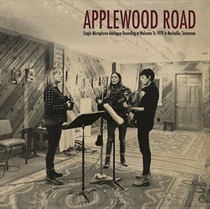 APPLEWOOD ROAD詳しい納期他、ご注文時はお支払・送料・返品のページをご確認ください発売日2018/3/30APPLEWOOD ROAD / APPLEWOOD ROADアップルウッド・ロード / アップルウッド・ロード ジャンル 洋楽フォーク/カントリー 関連キーワード アップルウッド・ロードAPPLEWOOD ROAD3人組女性カントリー・グループ、アップルウッド・ロードがセルフ・タイトルのデビュー・アルバムをリリース!ナッシュビルのアナログ・スタジオ＜Welcome To 1979＞にて1つのマイクの周りに3人が囲むように立ち、最小限の楽器を使用してライブ・レコーディングを行った。オープンリール・テープで録音された本作は、どこかノスタルジックな雰囲気を醸し出している。柔らかで美しい女性ヴォーカルのハーモニーが心地よく、のどかな景色が頭に浮かぶような美しい作品だ。収録内容1. Applewood Road2. To The Stars3. Old Time Country Song4. Home Fires5. Honey Won’t You6. Give Me Love7. Sad Little Tune8. Lovin’ Eyes9. Josephine10. I’m Not Afraid Anymore11. Bring the Car Round12. Row Boat13. My Love Grows14. Losing My Region 種別 CD 【輸入盤】 JAN 5065001717529登録日2018/03/15