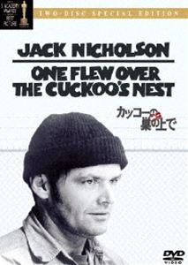 詳しい納期他、ご注文時はお支払・送料・返品のページをご確認ください発売日2003/2/7カッコーの巣の上で スペシャル・エディション ジャンル 洋画ドラマ全般 監督 ミロス・フォアマン 出演 ジャック・ニコルソンルイーズ・フレッチャーマイケル・ベリーマンダニー・デビート名優ジャック・ニコルソン主演、ケン・キージーのベストセラーをもとに、｢アマデウス｣でも知られるミロス・フォアマン監督が映画化したヒューマンドラマ。刑務所の強制労働から逃れるために精神疾患を装った男が、病院を舞台に巻き起こす騒動と悲劇を描く。体制の中で抗う男の姿を通して、人間の尊厳と社会の不条理を問い、言い知れない痛切な感動が余韻に残る。1975年度のアカデミー賞主要5部門を独占した不朽の名作。1963年9月のある日、オレゴン州立精神病院にマクマーフィという名の男が連れられてきた。彼は刑務所の強制労働を逃れるために狂人を装っていた。しかし精神病院はもっと悲惨な状況にあった。絶対権限を持って君臨する婦長によって運営され、患者たちは無気力な人間にされていたのだ。様々な手段で病院側に反抗しようとするマクマーフィに、患者たちも心を少しずつ取り戻し始めるが・・・。特典映像メイキング／未公開シーン／音声特典関連商品70年代洋画 種別 DVD JAN 4988135539656 収録時間 133分 画面サイズ ビスタ カラー カラー 組枚数 2 製作年 1975 製作国 アメリカ 字幕 英語 日本語 音声 英語（5.1ch） 販売元 ワーナー・ブラザース登録日2005/12/02