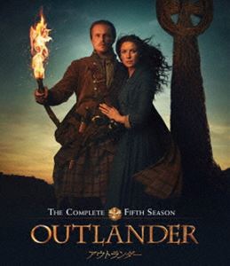 アウトランダーシーズン5ブルーレイコンプリートボックス詳しい納期他、ご注文時はお支払・送料・返品のページをご確認ください発売日2020/12/9関連キーワード：カトリーナバルフアウトランダー シーズン5 ブルーレイ コンプリートBOX【初回生産限定】アウトランダーシーズン5ブルーレイコンプリートボックス ジャンル 海外TVSF 監督 出演 カトリーナ・バルフサム・ヒューアンソフィー・スケルトンリチャード・ランキンダンカン・ラクロワジョン・ベルデヴィッド・ベリーセザール・ドンボワ植民地時代のアメリカに生きるクレアとジェイミー、二人は懸命にアメリカで身を立てようとするが、その社会は図らずもアメリカ独立革命への道を突き進もうとしていた。ジェイミーは新たな責務で、ノースカロライナで勃発してる暴動に終止符を打つよう総督に命じられ苦悶する。一方、医師としての技量と知識をもちならが未来を知るクレアは、危害から人々を守るため危険を冒すことを決意する…。初回生産限定版封入特典オフィシャルフォトカードセット特典映像内なる強さ：アウトランダーの女たち／アドソとのひと時／フレイザー家の絆／細部に宿る美：セットと衣装／地獄の業火を抜けて：シーズン5フィナーレ／リリックビデオ：”Flowers of the Forest”by マリア・ドイル・ケネディ／サイドストーリー／サイドストーリー（音声解説付き）／未公開シーン／NGシーン ／スタッフによる音声解説 種別 Blu-ray JAN 4547462123824 収録時間 704分 画面サイズ ビスタ カラー カラー 組枚数 4 製作年 2020 製作国 アメリカ 字幕 日本語 英語 音声 英語DTS-HD Master Audio（5.1ch）日本語DD（5.1ch） 販売元 ソニー・ピクチャーズ エンタテインメント登録日2020/10/23