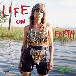 LIFE ON EARTH詳しい納期他、ご注文時はお支払・送料・返品のページをご確認ください発売日2022/3/18HURRAY FOR THE RIFF RAFF / LIFE ON EARTHハレイ・フォー・ザ・リフ・ラフ / ライフ・オン・アース ジャンル 洋楽フォーク/カントリー 関連キーワード ハレイ・フォー・ザ・リフ・ラフHURRAY FOR THE RIFF RAFFブロンクスに生まれ、今はニューオリンズを拠点に活躍するシンガー・ソングライター、Hurray For the Riff Raffのノンサッチ移籍第1弾アルバム。“地球での生活”という意味を持つアルバム・タイトルのテーマは“サバイバル”。ここに収録されている楽曲はいずれも、変化の激しい現代社会のための音楽であり、自然災害や混乱が起きている世界の中で生き延びるだけでなく、繁栄していくことを歌った“ネイチャー・パンク・ソング”である。収録内容1. WOLVES2. PIERCED ARROWS3. POINTED AT THE SUN4. RHODODENDRON5. JUPITER’S DANCE6. LIFE ON EARTH7. nightqueen8. PRECIOUS CARGO9. ROSEMARY TEARS10. SAGA11. KiN 種別 CD 【輸入盤】 JAN 0075597912906登録日2021/11/19