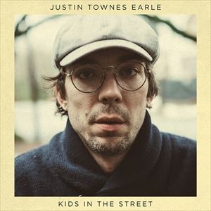 KIDS IN THE STREET詳しい納期他、ご注文時はお支払・送料・返品のページをご確認ください発売日2017/6/23JUSTIN TOWNES EARLE / KIDS IN THE STREETジャスティン・タウンズ・アール / キッズ・イン・ザ・ストリート ジャンル 洋楽ポップス 関連キーワード ジャスティン・タウンズ・アールJUSTIN TOWNES EARLE怒れるカントリー・シンガー、STEVE EARLEを父に持ち、父から譲り受けた血と才能を同じく音楽で表現する最高峰の叙情派詩人、JUSTIN TOWNES EARLE。父と同じく放浪の旅を続けながら、アメリカン・ルーツ・ロックの伝統を受け継ぐサウンドで聴く者を魅了する彼が、今作より新たにNew West Recordsと契約を交わし、前作より約2年振りとなる最新作『KIDS IN THE STREET』が完成。フォークの祖、ウッディ・ガスリーにも通じるその語り口と佇まいもさることながら、彼が鳴らすサウンドも、クラシックなカントリーやブルーグラス、ブルースなど様々な要素を散りばめながらアメリカン・ルーツに根付いたもので、ロックを全面に押し出す父親とはまた違った魅力で聴く者を引きこんでいく力を持っている。バンド・サウンドでもギターのみのアコースティック・サウンドでも、彼の味わい深く懐の深さを感じさせてくれる歌声は熱く響き渡り、聴く者に様々な感情を訴えかけてくる音だ。収録内容1. Champagne Corolla2. Maybe A Moment3. What’s She Crying For4. 15-255. Kids In The Street6. Faded Valentine7. What’s Goin’ Wrong8. Short Hair Woman9. Same Old Stagolee10. If I Was The Devil11. Trouble Is12. There Go A Fool 種別 CD 【輸入盤】 JAN 0607396638925登録日2017/05/31