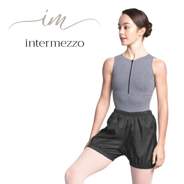 スペインブランド　intermezzo インテルメッゾ インテルメッゾブランドとは、 スペイン製でバルセロナのテラサにある工房で 現地生産、高品質の生地、徹底的な品質管理に取り組んでいます。 1927年から製造、販売を開始。 多くの分野のダンサーに特別感のあるユニークでエレガントなバレエウェアやウォームアップウェアを提供しています。 このサウナパンツは、 裾にもしっかりとゴムが入った お尻まわりをしっかり保温することができるサウナパンツです。 またシャカシャカ音が気にならずレッスンに集中できるのが特徴。 バレエのレッスンやリハーサルに最適！ ショート丈サウナパンツ。 薄くて軽い着心地。 シャカシャカした音も気になりにくい生地感です。 発表会前の体重調整（ダイエット）に、また普段のレッスンに。 バレエウォームアップウエアとしてどうぞ◎ カラー ブラック サイズ Sサイズ：股上31cm　股下9.5cm　ウエスト28cm Mサイズ：股上34cm　股下9.5cm　ウエスト30m Lサイズ：股上35cm　股下10.5cm　ウエスト30cm ※平置き計測の為、多少の誤差はご了承くださいませ。 素材 ポリエステル100％ 生産国 スペイン製 お洗濯 手洗推奨 関連商品 当店で購入できるサウナパンツ一覧です。↓↓ サウナパンツ一覧★☆ 配送 ネコポスでの配送は2点までです。 3点以上または他の商品と同梱の場合には、宅配便での配送となります。 【ご注意点★重要必読】 ●配送方法のご希望で無理があり宅配便へ変更する場合、メールいたしますのでメールの内容を必ず読んで下さい。 ●入荷時期や製造ロットの違いでサイズや色の差異が多少でてしまいます。 （複数枚同じものを購入しても全く同じとは限りません。 差異がでることがありますが、そういった理由での返品交換はお受けできません。） ●写真と実物の色については液晶画面の種類により見え方が異なります。 ●商品の仕様は、メーカーの都合により予告なく変更することがありますので、過去の商品と全く同じものが届くとは限りません。 　不安な場合は必ず事前にご相談下さい。 ●海外からの輸入商品のため、品質（縫製レベル）は日本製（国産）とは異なります。 　畳みじわが多いや染料のにおいがする、縫い糸が少し飛び出しているなど 　が気になるというお客様はお買い物をご遠慮いただくことをおすすめいたします。 ●返品や交換はお客様送料ご負担となるため、ご不安な点やご要望はお買い物の前に遠慮なくご相談くださいませ。 ●お届けした商品に不備がございましたら、お届け後7日以内に当店までご連絡ください。 　すぐに対応させていただきます。なお期日を過ぎた場合は返品交換できません。 必ずお手元に届いた商品はすぐに開封し誤送や不良がないかのご確認をお願いいたします。