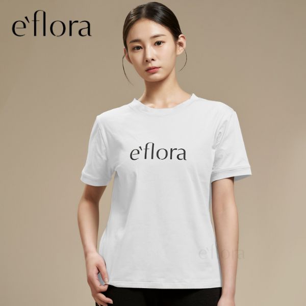 ＝＝＝＝＝＝＝＝＝＝＝＝＝＝ 韓国の高級バレエブランド【e'flora】イーフローラ デザイン性と機能性に優れたバレエ用品を開発 本国韓国では大変有名で人気なブランドです。 ＝＝＝＝＝＝＝＝＝＝＝＝＝＝ 韓国で大人気！ ロゴ入り半袖Tシャツ シンプルだけどロゴのおしゃれ感がバレエの空間にマッチ！ オーガニックコットンで作られたTシャツ。 柔らかく、しっとりした肌触り。 合わせるアイテムを選ばないシンプルなデザインがコーディネートに大活躍。 一枚着としても、インナーとしても、ワードローブのベーシックに欠かせないアイテムです。 バレエレッスンにはもちろん、普段使いとしても。 ■サイズ■大人フリーサイズ：着丈57cm 身幅45cm ※平置き計測の為、多少の誤差はご了承ください。 ※写真のモデルは159cm42kg ■素材■コットン100％ ■生産国■韓国製 ■配送■ネコポス配送2点まで