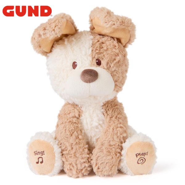 世界中で愛されるブランド「GUND」より愛らしい子犬のピーキーが登場 クリームとサンドベージュの柔らかな毛並みに、チョコレートブラウンの鼻。 耳を動かして「いないいないばぁ」をする仕草や、心地よい歌声が、 お子様の感性を優しく刺激する知育ぬいぐるみです。 バレエ発表会の贈り物やご出産祝いに バレエを習い始めたお子様へのプレゼントや、発表会での楽屋見舞いとして。 また、新しく家族を迎えた方へのファーストトイとしても大変喜ばれます。 【ギフト包装について】 ギフト包装は無料の範疇で承ります。ご希望の際は、ご注文時の備考欄に「ギフト包装希望」とご記入ください。 商品の特徴 ■ 動く「いないいないばぁ」機能 左足の「Play!」ボタンを押すと、耳で片方ずつ目を隠したり上げたりして、可愛らしく動きます。 ■ 歌っておしゃべり 右足の「Sing!」ボタンを押すと、いないいないばぁの歌を歌い、お子様を楽しませます。 ■ 安全性と品質 お子様が触れるものだからこそ、柔らかい素材と刺繍の目にこだわりました。0歳から安心してお使いいただけます。 その他 GUND シリーズはこちら Q&A よくあるご質問 Q. 電池は必要ですか？ A. 単3電池を3本使用します。テスト用電池が付属しておりますので、底面の絶縁ストッパーを抜いてすぐにお楽しみいただけます。 Q. 対象年齢を教えてください。 A. 0才以上となっております。PSCマーク対象商品ですので、小さなお子様への贈り物にも安心です。 Q. ギフト包装はどう頼めばよいですか？ A. 決済画面の備考欄に「ギフト包装希望」と明記をお願いいたします。無料の範疇にて対応させていただきます。 商品名 GUND ピーキー パピー サイズ W17 × H23 × D16cm 素材 ポリエステル製 仕様 単3電池×3本（テスト用付属） 生産地 中国アメリカを代表するソフトトイメーカー「GUND（ガンド）」 1898年創立のGUND（ガンド）社は、アメリカで最も歴史のあるテディベアとソフトトイのブランドです。その刷新的なデザインと卓越した品質は世界中で認知されており、「アメリカのどの家庭にもGUNDのぬいぐるみが一つはある」と言われるほどの国民的ブランドです。 GUNDの商品は他社と比較しても圧倒的に肌触りが良く、とても柔らかい素材で作られているのが特徴。五感を刺激するベビーギフトや知育玩具も豊富で、バレエの発表会のギフトやお子様へのプレゼントとして、世界中のパパ・ママから選ばれ続けています。