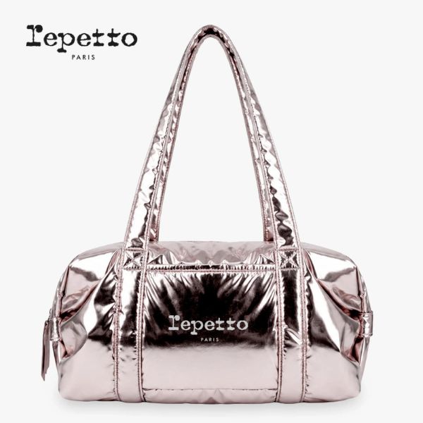 repetto ダッフルバッグ Lサイズ 艶めくローズカラーが視線を集める。 レッスンも旅行も華やぐ、大容量ダッフルバッグ。 ■ 艶やかな素材感が映えるデザイン フランスの人気ブランドrepetto（レペット）のLサイズダッフルバッグです。 光を受けて美しく艶めくメタリックな素材と、丸みのあるボストン型のフォルムが印象的。 持つだけでコーディネートを華やかに見せてくれる、存在感のあるバッグです。 ■ 上品なキュイヴルローズカラー カラーは、ピンクとブロンズを合わせたような上品なキュイヴルローズ。 華やかさがありながら派手すぎず、大人のバレエスタイルにも合わせやすい色合いです。 ■ ソフトな手触り 艶やかな見た目でありながら、手や体に触れたときはやわらかな感触。 肩に掛けたときにも体になじみやすく、快適に持ち運べます。 ■ サイドのリボンモチーフ バッグの両サイドは、立体的なリボンモチーフ仕立て。 スポーティーになりすぎず、レペットらしい上品でフェミニンな表情を楽しめます。 ■ レッスンや旅行に便利なLサイズ 横幅約45cm、マチ約19cmのゆったりとしたサイズです。 レオタードやバレエシューズ、タオル、着替えなど、レッスンに必要な荷物をまとめて収納できます。 発表会や遠征、ジム、旅行用のボストンバッグとしてもおすすめです。 ■ 肩に掛けやすい長めの持ち手 持ち手上がりは約29cm。 肩に掛けやすい長さがあり、荷物が多い日にも持ち運びやすい仕様です。 ■ サイズ タテ：約22.5cm ヨコ：約45cm マチ：約19cm 持ち手上がり：約29cm ■ カラー キュイヴルローズ ■ 生産国 中国製 ■ ご確認ください ・採寸は平置きで行っております。多少の誤差が生じる場合がございます。 ・素材の特性上、表面にシワや凹凸が見られる場合がございます。 ・光の当たり方やモニター環境により、実際の商品と色味が異なって見える場合がございます。