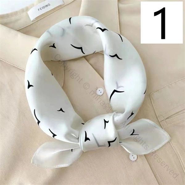 バッグチャーム付きミニスカーフ シルクサテン素材 ネッカチーフ レディース用 おしゃれで上品なシルク..