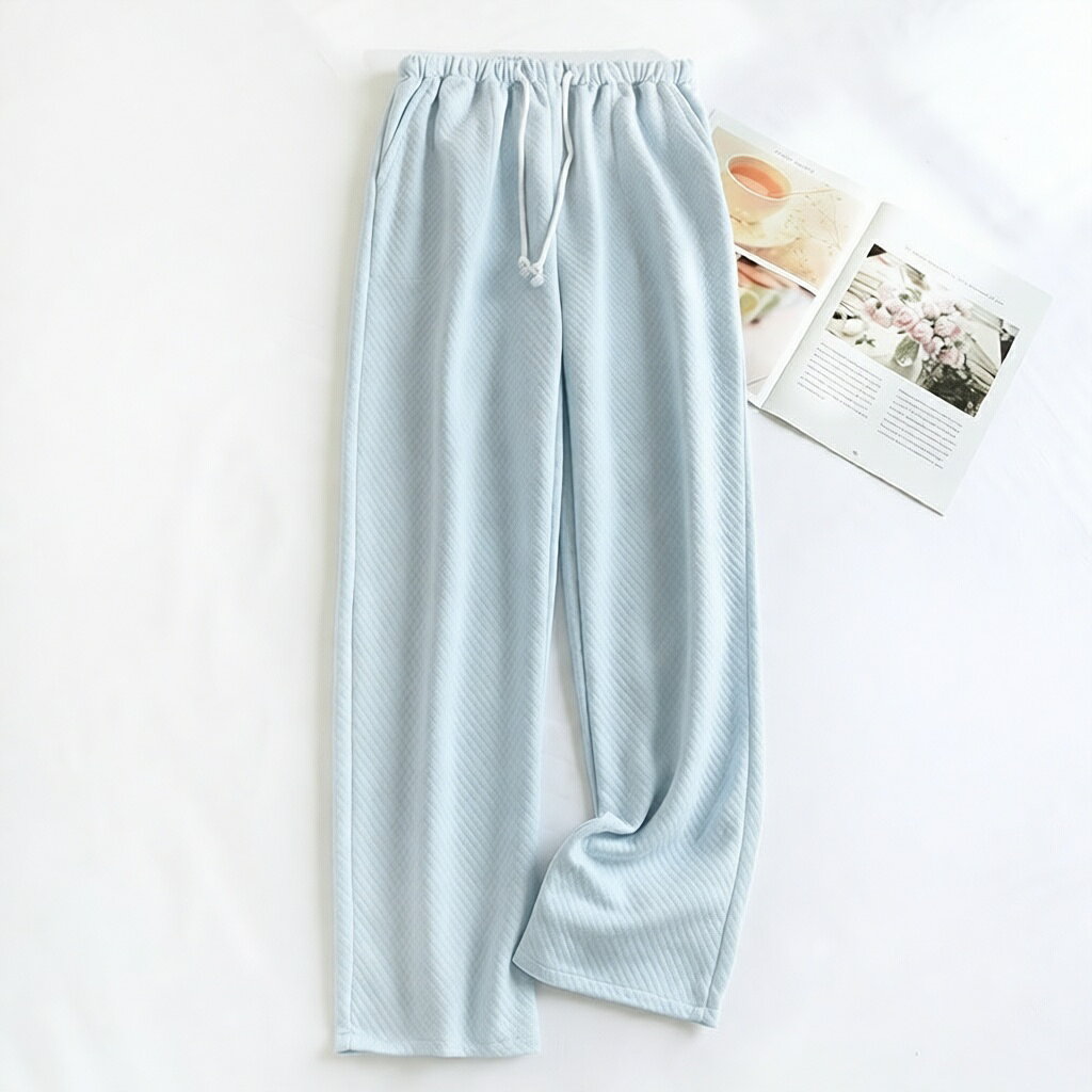 レディース ルームパンツ キルティング中綿（あったか・ゆったり）M/L/XL・全6色 冷える季節の「おうち時間」を、ふんわり暖かくアップデート。キルティング×中綿入りのロング丈ルームパンツで、脚元までしっかりぬくぬく。シンプルな無地デザインだから、手持ちのトップスにすっと馴染んで、寝るときも在宅ワークもこれ1本で快適です。 ■ 商品の特徴 キルティング加工＋中綿入りで、空気を含んでしっかり保温。秋冬の冷え対策にぴったり 肌あたりやさしい綿混素材（綿95%）で、チクチクしにくくリラックスして穿ける 締めつけ感が少ないゆったりストレートシルエット。寝返りや家事の動きもラク ウエストは総ゴム＋紐付きでフィット感を調整OK。食後もゆるっと快適 両サイドポケット付きで、スマホ・鍵・小銭などのちょい持ちに便利 裾リブなしのすっきりデザイン。もこもこしすぎず、部屋着感が出にくいのも嬉しい 全6色のやさしいカラー展開で、ギフトにも選びやすい ■ カラー ピンク | ベージュ | イェロー | グレー | ブルー | セラドン ■ サイズ（体重目安） M(40-55kg） | L（55-65kg） | XL（65-75kg） ■ 仕様 裾リブなし サイズM / L / XL 生産国中国 商品タイプレディース ルームウェアパンツ（ロング丈）/ 防寒パジャマパンツ（単品） 素材綿95%（中綿入り・キルティング） 厚み中厚～厚手（秋冬向け） ウエスト総ゴム＋紐で調整可 ポケット両側あり ■ おすすめシーン 寒い日の部屋着に（朝晩の冷え込み対策） 就寝時の防寒パジャマとして 在宅ワーク・テレワークのリラックスボトムに 家事やお風呂上がりの湯冷め対策に 冬の旅行・帰省の持ち運びルームウェアに 妊娠中・産後など、締めつけが苦手な時のゆったりパンツに（※体型に合わせてサイズ選び推奨） 母の日・誕生日・ちょっとした実用ギフトに ※体重目安は参考です。ゆったり穿きたい方はワンサイズ上もおすすめです。※濃色は色移りの可能性があるため、淡色と分けて洗ってください。※長時間の浸け置き、蛍光剤入り洗剤やアルカリ性の強い洗剤の使用はお避けください。※雨・汗など濡れた状態での摩擦により色落ちする場合があります。※モニター環境により実物と色味・素材感が異なる場合があります。ルームウェア パンツ レディース キルティング 中綿 全6色 M L XL お家でゆったり過ごす時間も大切。寒い時期リラックスできるパンツをご紹介! ・寒い季節にぴったりのルームウェアパンツは、キルティング加工と中綿入りで抜群の暖かさを提供します◎。 ・全6色から選べるシンプルなデザインで、ウエストゴムとポケット付きの機能性も魅力です。 ・ゆったり窮屈感なく穿けるウエストゴム紐付きで調節もOK。 両側にポケット付き、携帯、鍵、財布などの小物を収納するに便利を提供します。 程よいゆとりのあるストレートシルエットでリラックス感のあるデザイン。 柔らかい素材で作られており、ゆったりとした履き心地が特徴。 使い勝手の良い裾リブなしデザインで色んなトップスとも合わせて着こなせちゃいます。在宅でのテレワークもこれで快適♪ サイズ Size 部位 総丈 ヒップ 身長目安 体重目安 M 98cm 102cm 158-163cm 40-55KG L 100cm 108cm 160-168cm 55-65KG XL 102cm 114cm 160-172cm 65-75KG 素材 綿95% カラー 全6色 生産国 中国 ご注意 長時間の浸け置き洗いはお避けください。 蛍光剤の入る洗剤やアルカリ性の強い洗剤のご使用はお避けください。 濃い色の洗濯物と分けてお洗いください。 雨や汗など、濡れた状態での摩擦により色落ちする恐れがありますので、ご使用時にご注意ください。 実際の商品と色味・素材感が多少異なる場合がございますので、予めご了承ください。 お使いのモニター環境等により、実際の商品と色味が若干異なる場合がございます。 ★商品でお気づきの点がございましたらレビュー記載前に当店までお問い合わせください。 こちらもおすすめ♪