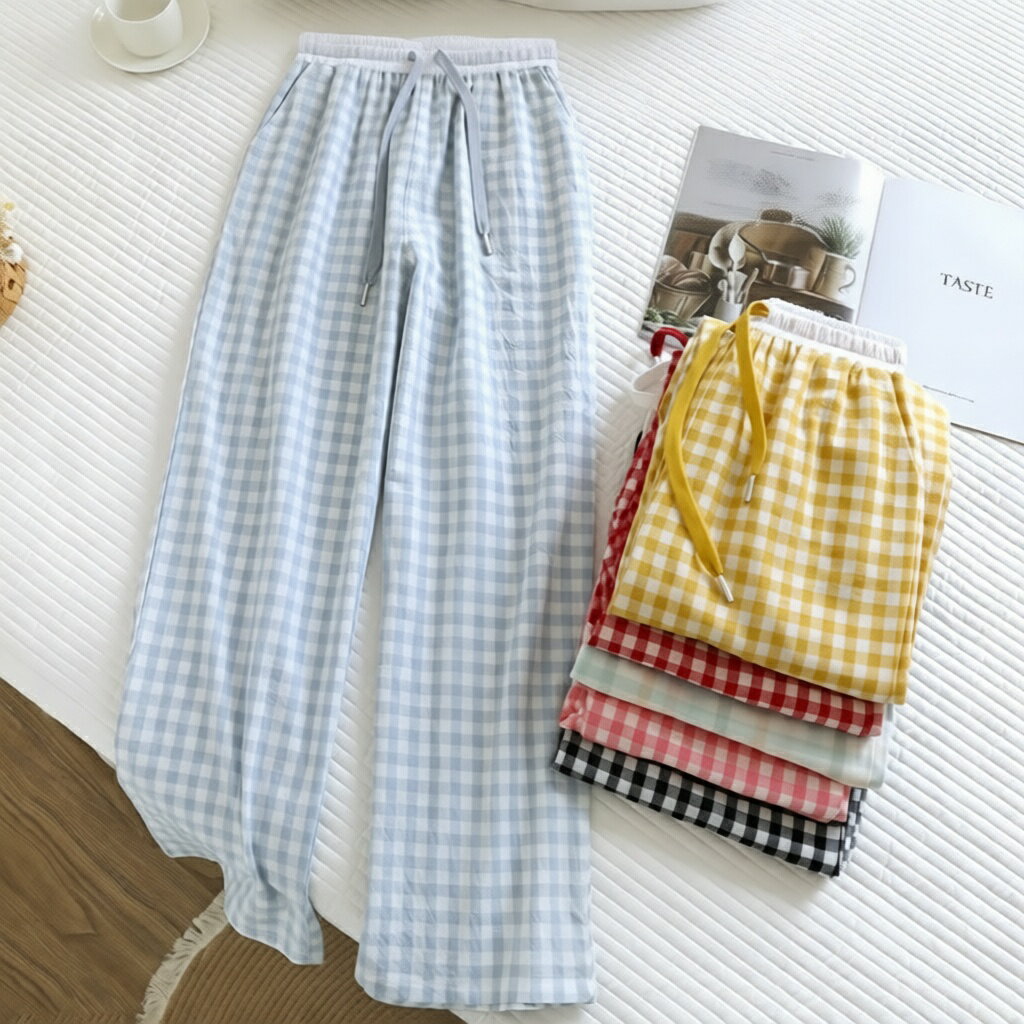 綿100% チェック柄ルームパンツ（10分丈・ポケット付き）M/L/XL おうち時間を、もっと気持ちよく。さらっと肌になじむ綿100%のチェック柄ルームパンツです。ゆったりシルエット×締めつけにくいウエストゴムで、リラックスタイムも睡眠中もノンストレス。可愛い色合いで気分も上がるから、部屋着はもちろんワンマイルにも活躍します。 ■ 商品の特徴 綿100%素材：通気性がよく、やわらかな肌触り。春夏は涼しく、秋口まで快適に使えます。 10分丈ロング：足首までしっかりカバーしつつ、薄手でムレにくいから温度調節もしやすい◎ ウエストゴム＋引きひも：よく伸びるゴムでラクな履き心地。ひも付きでフィット感を自分好みに調整できます。 ゆったりシルエット：締め付け感が少なく、おうちでゴロゴロする日や家事の日にもぴったり。 ポケット付き：スマホや小物をサッと入れられて便利。ちょっとそこまでの外出にも。 チェック柄がかわいい：シンプルだけど地味すぎない、ナチュラルおしゃれなルームウェアに。ギフトにもおすすめです。 ■ カラー ピンク | ブラック | レッド | イェロー | ライトブルー | パステルカラー ■ サイズ M | L | XL ■ 仕様 商品タイプレディース ルームパンツ / パジャマパンツ 丈10分丈（ロング丈） 素材綿100% ウエストゴム仕様＋引きひも ポケットあり 季節春・夏・秋 生産国中国 ■ おすすめシーン おうちでのリラックスタイム（映画・読書・ゲーム）に パジャマ・ナイトウェアとして快適な睡眠に 在宅ワークやオンライン授業の部屋着に 家事をする日の動きやすいルームウェアに お風呂上がりの涼しげな着替えに 旅行・帰省の持ち歩き用パジャマに コンビニやゴミ出しなどワンマイルコーデに 母の日・誕生日などのちょっとしたギフトに ※サイズは平置き採寸のため、多少の誤差が生じる場合がございます。※濃色は色落ち・色移りの可能性があるため、雨や汗で濡れた状態での摩擦にご注意ください。洗濯は濃い色と分け、長時間のつけ置きは避けてください。※蛍光剤入り洗剤・アルカリ性の強い洗剤は避けてください。※モニター環境により実物と色味・素材感が多少異なる場合がございます。パンツ 女性 ルームパンツ レディース 全6色 綿100％ 春夏 秋 M L XLこのルームパンツは、女性にぴったりのリラックスウェアです。・ノンストレスで履けるように伸縮性の優れた、良く伸びるウェストゴムを使用。・通気性に優れた綿100%素材のステテコパンツ。・薄手で通気性がよく、温度調節がしやすいため、これからの季節にピッタリのアイテムです。・シンプルながらもおしゃれ感があり、ルームウェアとしてだけでなく、ちょっとした外出にも適しています。ウエストゴムと引きひも付きで、フィット感も調整可能。ポケット付きで便利さも兼ね備え、部屋着としてもナイトウェアとしても最適です。室内でも屋外でも過ごしやすい十分丈パンツは、就寝時にもおすすめです。締め付けを感じることなく、リラックスした着心地を楽しめます。Table for size and fitパンツ丈ヒップ股上体重目安M98cm102cm33cm40-55KGL100cm108cm34cm55-62KGXL102cm114cm35cm62-72KGTable for reminders主な材質綿100%メンテナンス説明長時間の浸け置き洗いはお避けください。蛍光剤の入る洗剤やアルカリ性の強い洗剤のご使用はお避けください。濃い色の洗濯物と分けてお洗いください。雨や汗など、濡れた状態での摩擦により色落ちする恐れがありますので、ご使用時にご注意ください。製造国中国使用上の注意長時間の浸け置き洗いはお避けください。蛍光剤の入る洗剤やアルカリ性の強い洗剤のご使用はお避けください。濃い色の洗濯物と分けてお洗いください。雨や汗など、濡れた状態での摩擦により色落ちする恐れがありますので、ご使用時にご注意ください。実際の商品と色味・素材感が多少異なる場合がございますので、予めご了承ください。お使いのモニター環境等により、実際の商品と色味が若干異なる場合がございます。★商品でお気づきの点がございましたらレビュー記載前に当店までお問い合わせください。こちらもおすすめ♪おすすめ商品をCheck！おすすめ商品をCheck！おすすめ商品をCheck！おすすめ商品をCheck！おすすめ商品をCheck！
