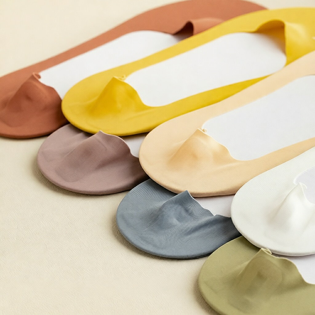 レディース フットカバー（深履き・シームレス・滑り止め付き）22～25cm/全10色 パンプスやローファーからチラ見えしにくい、深履きタイプのフットカバー。シームレスで足元がすっきり見えて、さらさら薄手の“冷感”タッチが気持ちいい一足です。かかと滑り止め付きでズレにくく、通勤もお出かけも一日中快適にサポートします。 ■ 商品の特徴 深履き設計で脱げにくい：足をしっかり包んで、歩いてもズレにくいフィット感 かかと滑り止め付き：靴の中でのズリ落ちを軽減して、ストレスフリーな履き心地 シームレスでラインが出にくい：パンプスやフラットシューズでも足元がスマートに見える 薄手×さらさら素材：蒸れにくく、暑い季節でも快適。肌当たりもやさしい 防臭機能で気になるニオイ対策：毎日の通勤・通学や長時間着用にも頼れる 全10色の豊富なカラー：ベーシックも差し色も揃って、コーデや靴に合わせて選べる 22～25cm対応のFサイズ：幅広いサイズ感をカバーしてフィットしやすい ■ カラー イェロー | グレー | ブラック | ホワイト | ベージュ | ブルー | ブラウン | グリーン | ドーンピンク | ダークレッド ■ 仕様 タイプフットカバー（深履き/くるぶし下丈） サイズF（足長目安22～25cm） 素材綿 + ナイロン 機能滑り止め付き / シームレス / 防臭 / 薄手・さらさら（冷感タッチ） カラー全10色 生産国中国 ■ おすすめシーン 通勤・オフィス：パンプスやローファーに合わせてきちんと感キープ フォーマル：式典やきれいめコーデで靴下を目立たせたくない日に お出かけ・ショッピング：歩く日でもズレにくく快適 旅行：荷物をコンパクトにしたい時の替えソックスとして 春夏の蒸れ対策：薄手でさらさら、暑い日の足元ケアに 学校行事・保護者会：上品に見せたい日の足元づくりに ギフト：実用的で喜ばれやすいプチプレゼントに ※長時間の浸け置き洗いはお避けください。※蛍光剤入り洗剤・アルカリ性の強い洗剤は使用しないでください。※濃い色は分けて洗ってください。※雨や汗など濡れた状態での摩擦により色落ちする場合があります。※モニター環境により実物と色味が異なる場合がございます。※サイズは目安のため、足型や着用感には個人差があります。フットカバー レディース 靴下 女性 くるぶし丈 ショートソックス 全10色 Fサイズ 22～25cm対応 フットカバー レディース 靴下 女性 くるぶし丈 ショートソックス 脱げない シームレス さらさら ・このフットカバーは、さまざまなシーンで活躍する女性のための必需品です。 ・10色の豊富なカラーバリエーションから選べるため、どんな服装にも合わせやすく、日常使いからビジネスシーンまで幅広く対応します。 ・脱げにくい設計と滑り止め付きで、快適な履き心地を実現。 ・シームレスな作りで足元をスマートに見せ、薄手で涼しげな素材は蒸れを防ぎ、一日中サラサラとした感触を保ちます。 足長22cmから25cmまで対応しており、多くの女性にフィット。 防臭機能も備えているため、気になる足の臭いも抑えます。 カジュアルからフォーマルまで、どんな場面でも自信を持って足元を演出できるフットカバーです。 毎日のコーディネートを彩るアイテムとして、またはプレゼントとしても最適です。 サイズ Size 部位 足長目安 F 22～25cm 素材 綿+ナイロン カラー 全10色 生産国 中国 ご注意 長時間の浸け置き洗いはお避けください。 蛍光剤の入る洗剤やアルカリ性の強い洗剤のご使用はお避けください。 濃い色の洗濯物と分けてお洗いください。 雨や汗など、濡れた状態での摩擦により色落ちする恐れがありますので、ご使用時にご注意ください。 実際の商品と色味・素材感が多少異なる場合がございますので、予めご了承ください。 お使いのモニター環境等により、実際の商品と色味が若干異なる場合がございます。 ★商品でお気づきの点がございましたらレビュー記載前に当店までお問い合わせください。 こちらもおすすめ♪