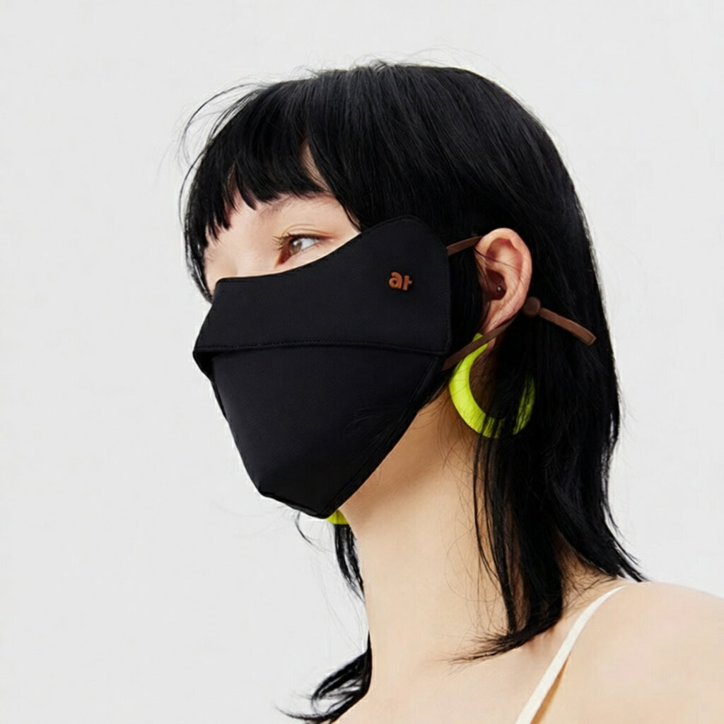 UPF50+ 冷感立体UVカットマスク（鼻穴付き・洗える）全4色 夏の「暑い・眩しい・蒸れる」をまとめてケア。ひんやり接触冷感×UPF50+のUVカットで、日差しが強い日も快適に使える立体マスクです。鼻穴付き＆通気設計で息がしやすく、シンプルな無地デザインだから普段の服にもすっとなじみます。 ■ 商品の特徴 【UPF50+でしっかりUV対策】強い日差しから顔まわりをガード。日除けアイテムとしても頼れる1枚 【接触冷感でひんやり】肌に触れた瞬間ひんやり気持ちいい素材感で、暑い季節の不快感を軽減 【立体フォルムでフィット】顔のラインに沿う立体設計でズレにくく、見た目もすっきり（小顔見えも期待） 【鼻穴付き＆通気性◎】息がこもりにくい工夫で、蒸れにくく快適。散策や屋外シーンでも使いやすい 【耳ひも付きでつけ心地ラク】長時間の着用でも負担を感じにくいよう配慮 【洗えて繰り返し使える】夏のデイリー使いにうれしい、エコ＆経済的なリユース仕様 【持ち運びしやすい】軽くてかさばりにくく、バッグに入れておくと外出先でさっと使えて便利 【ユニセックスな無地デザイン】男性・女性どちらにも似合う、合わせやすいシンプルさ ■ カラー ベージュ×グレー | ネイビー×グレー | グレー | ブラック ■ 仕様 素材ナイロン87% / スパンデックス13% 機能接触冷感 / UVカット（UPF50+）/ 通気性 対象ユニセックス（男性・女性） カラー全4色 生産国中国 タイプ冷感 立体UVカットマスク（鼻穴付き） サイズF（ワンサイズ）横幅 約24cm / 高さ 約15cm / 鼻穴の幅 約3.5cm / 耳ひもの長さ 約20cm ■ おすすめシーン 通勤・通学の紫外線対策に お散歩、街歩き、旅行などのお出かけに ガーデニングやベランダ作業の時に 運動会・公園・屋外イベントの付き添いに ランニング・ウォーキング・軽いトレーニングに キャンプ・登山・ハイキングなどアウトドアに 自転車移動や外での待ち時間に 日差しが気になる春夏のデイリーアイテムとして ※お手入れは手洗い推奨です。中性洗剤（またはシルク専用洗剤）をご使用ください。※蛍光剤入り洗剤やアルカリ性の強い洗剤は避けてください。※濃色は色移りする場合があるため分けて洗ってください。※雨や汗など濡れた状態での摩擦により色落ちする恐れがあります。※平置き採寸のためサイズに多少の誤差が生じる場合がございます。※モニター環境により実物と色味が異なる場合がございます。UVカット マスク 立体 冷感 冷感マスク 接触冷感 鼻穴付き ワンサイズ ユニセックス mask UPF50+ 清涼マスク 快適マスク 夏マスク 通気 蒸れない 涼しい 紫外線対策 目じりまでカバー ・冷感立体マスクは、夏の暑さに対抗するための理想的なアクセサリーです。 ・このマスクは、UPF50+の高い紫外線カット率を誇り、強い日差しから肌を守ります。 ・また、UPF50+の高い紫外線防御指数により、強い日差しからもしっかりと保護します。 ・通気性に優れた設計で、長時間の使用でも蒸れにくく、快適な着け心地を実現。 デザイン面では、立体的な形状が顔にフィットしやすく、通気性が高いため、長時間の使用でも蒸れにくいのが特徴です。 さらに、持ち運びやすく、どこでも手軽に使用できるので、日常生活はもちろん、旅行やレジャーにもぴったりです。 おしゃれで小顔効果も期待できるデザインは、機能性だけでなく見た目にもこだわりたい方におすすめ。 さまざまなカラーバリエーションがあり、ファッションに合わせて選べるのも魅力の一つです♪ サイズ Size 部位 横幅 高さ 鼻穴の幅 耳ひもの長さ F 24cm 15cm 3.5cm 20cm 素材 ナイロン87% スパンデックス13% カラー 全4色 生産国 中国 ご注意 手洗いをオススメします。 必ず中性洗剤（またはシルク専用洗剤）を使ってください。 蛍光剤の入る洗剤やアルカリ性の強い洗剤のご使用はお避けください。 濃い色の洗濯物と分けてお洗いください。 雨や汗など、濡れた状態での摩擦により色落ちする恐れがありますので、ご使用時にご注意ください。 実際の商品と色味・素材感が多少異なる場合がございますので、予めご了承ください。 お使いのモニター環境等により、実際の商品と色味が若干異なる場合がございます。 ★商品でお気づきの点がございましたらレビュー記載前に当店までお問い合わせください。 こちらもおすすめ♪